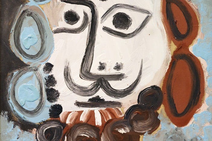 Abstraktní malba obličeje s výraznými černými čarami pro oči, nos a ústa na skvrnitém krémovém a hnědém pozadí.