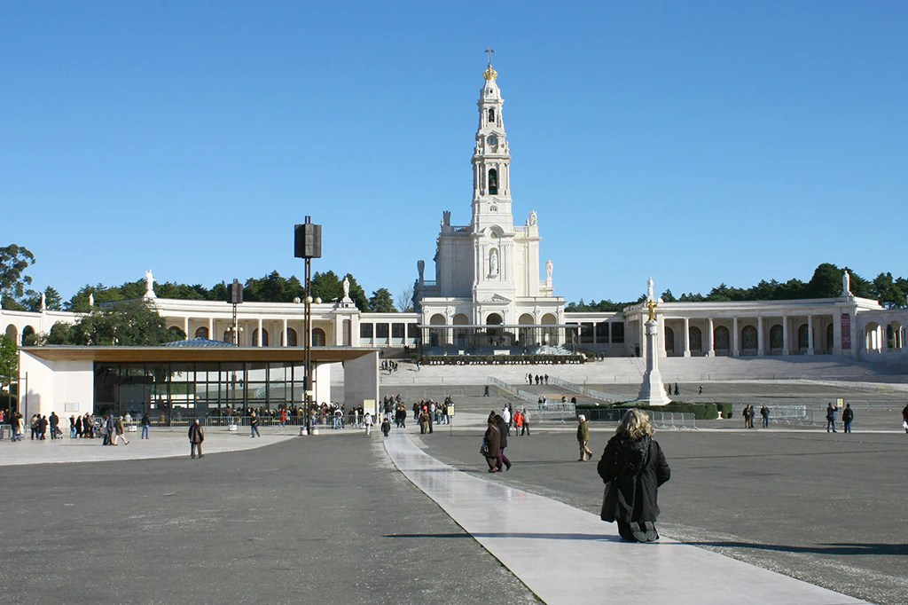 Fátima, Óbidos & Nazaré: Guided Small-Group Day Trip in a from Lisbon