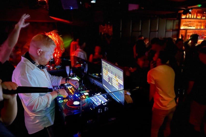 DJ