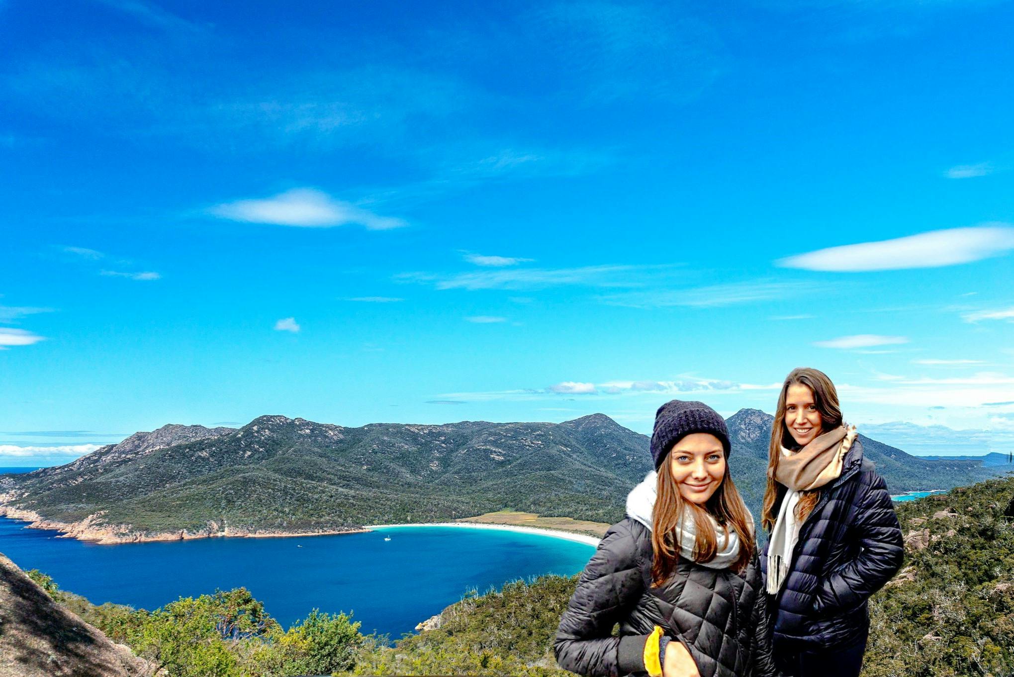 ワイングラス・ベイの展望台。晴れた冬の日でも、このツアーはとても楽しいです！