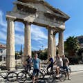 Grupa osób z rowerami w Atenach