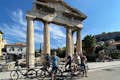 Gruppe von Menschen mit Fahrrädern in Athen