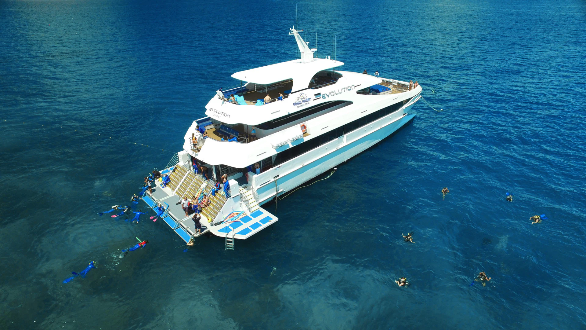 Cairns: Outer Great Barrier Reef Full-Day Tour with Lunch