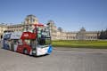 ônibus em frente ao Louvre