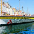 Klassische Kanaltour, die an einem Sommertag durch Nyhavn gleitet.