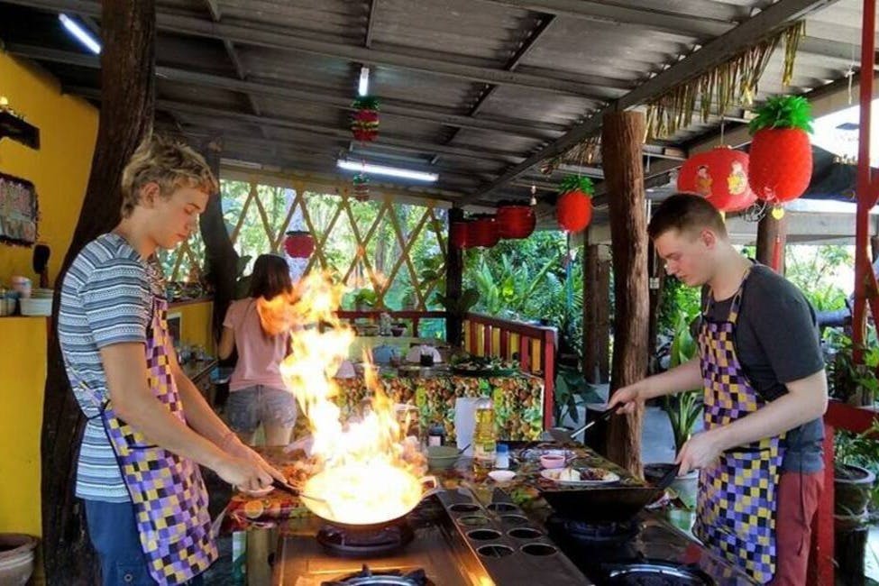 Utforska thailändsk kulinarisk konst på Thai Charm Cooking School i Krabi.
