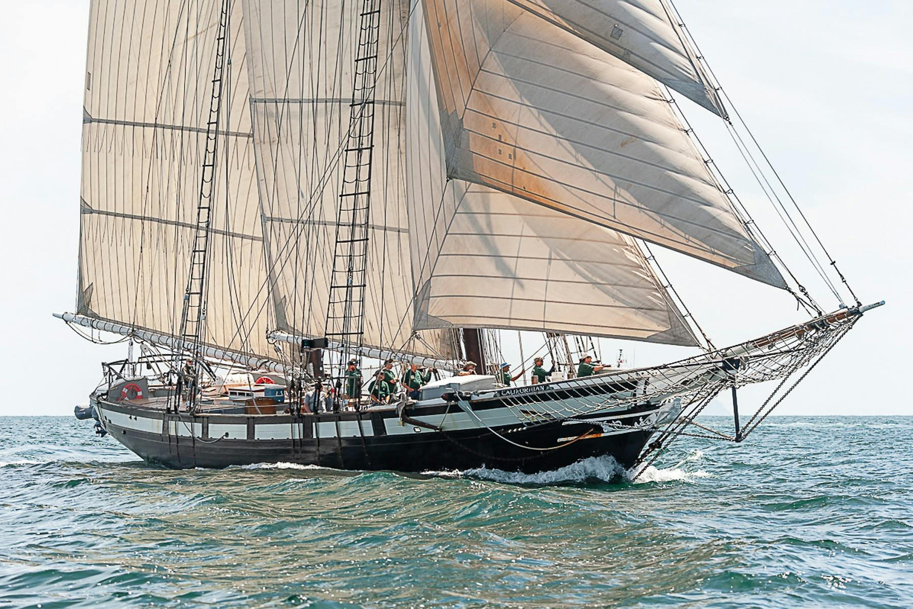 Le grand voilier officiel de l'État et navire de la flotte du musée maritime navigue dans les eaux de San Diego.