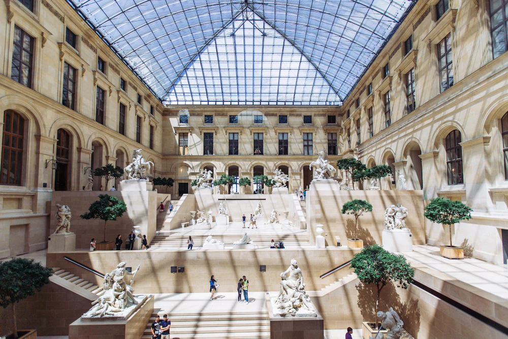 Louvre Museum: Dedicated Entry + Small Group Guided Tour  in Paris