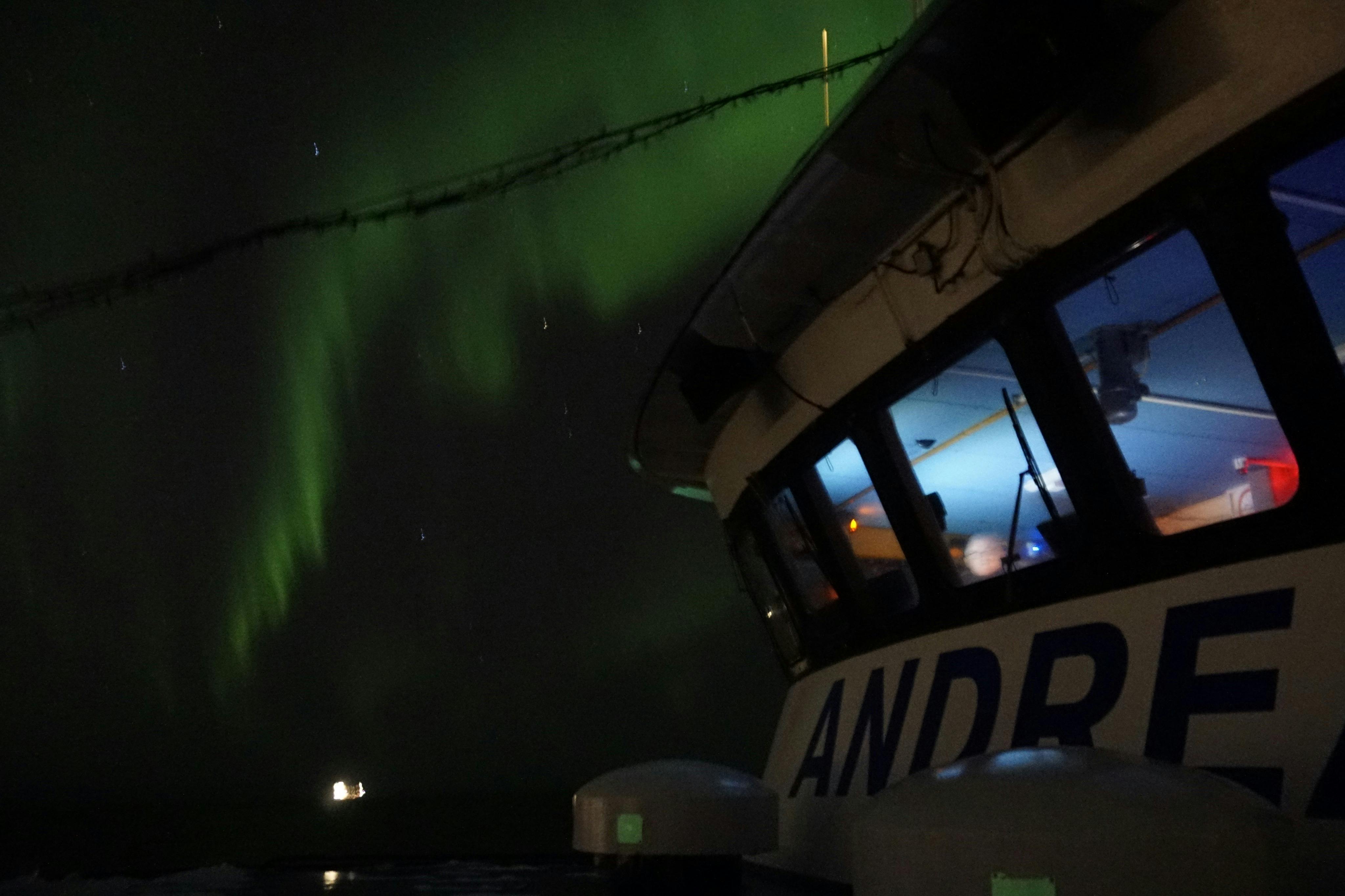 Łódź pod światłami północnymi