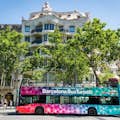 Το λεωφορείο Turístic της Βαρκελώνης περνάει μπροστά από το Casa Batlló
