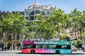 Autobus Turistico di Barcellona che passa davanti a Casa Batlló