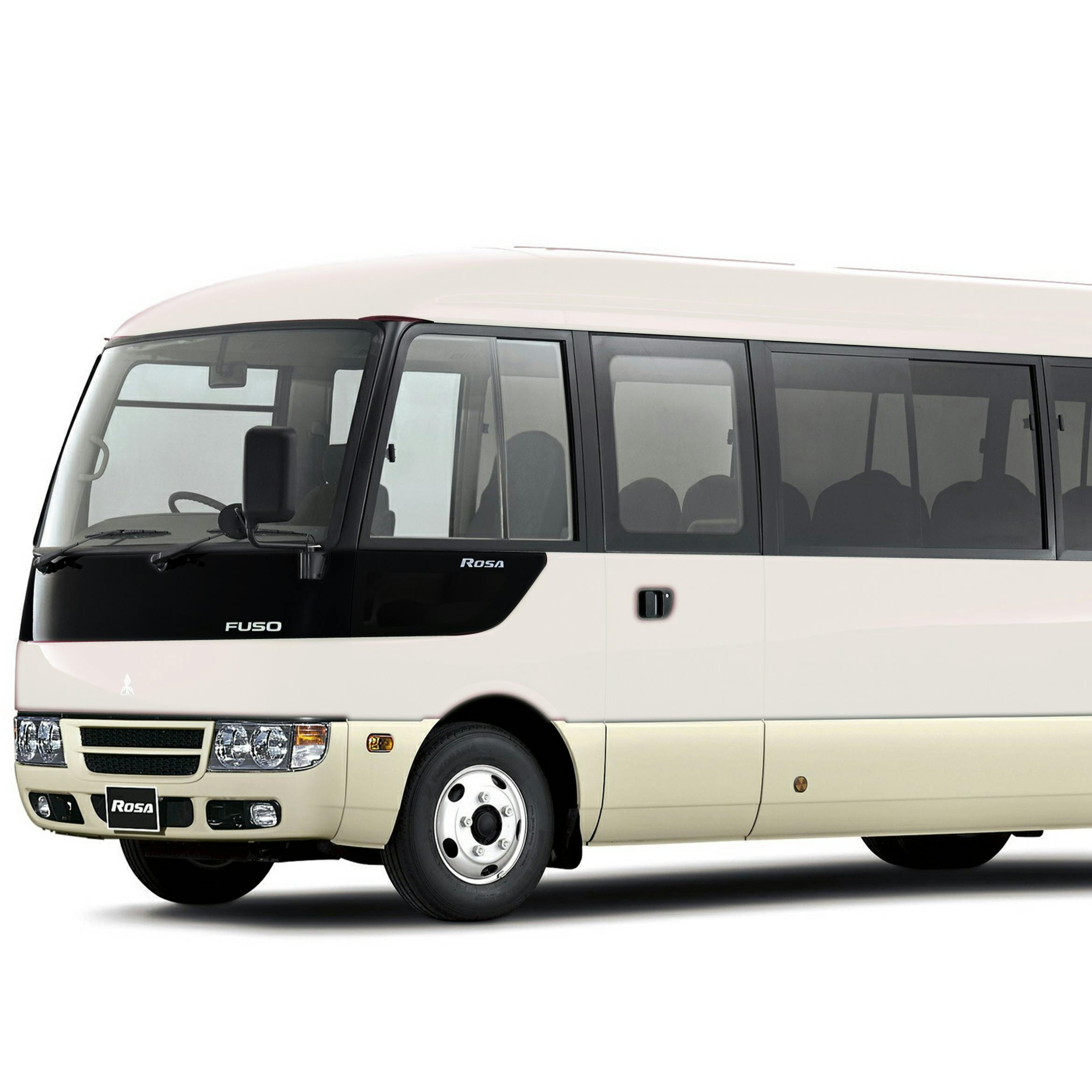 Κρεμ και μαύρο, μεσαίου μεγέθους λεωφορείο Fuso με φιμέ παράθυρα, που φαίνονται από την μπροστινή και τη δεξιά πλευρά, σταθμευμένο σε λευκό φόντο.