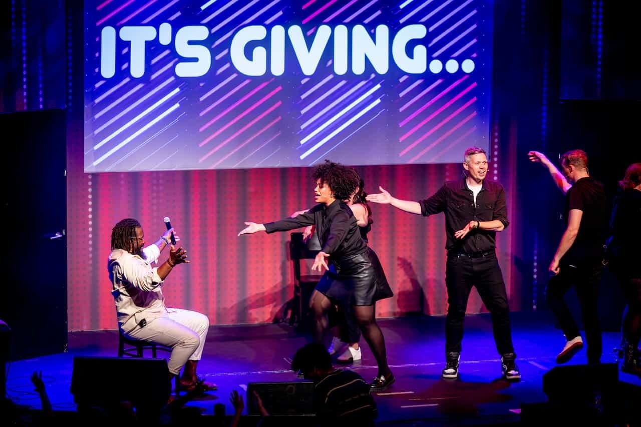 Το καστ διασκεδάζει με ένα μέλος του κοινού στη σκηνή