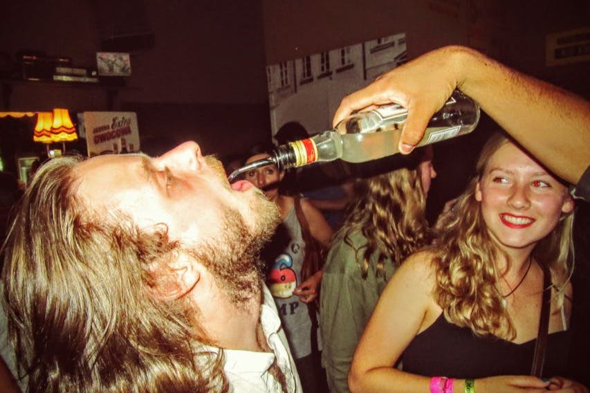 Chlap, který si dává vodku přímo z láhve