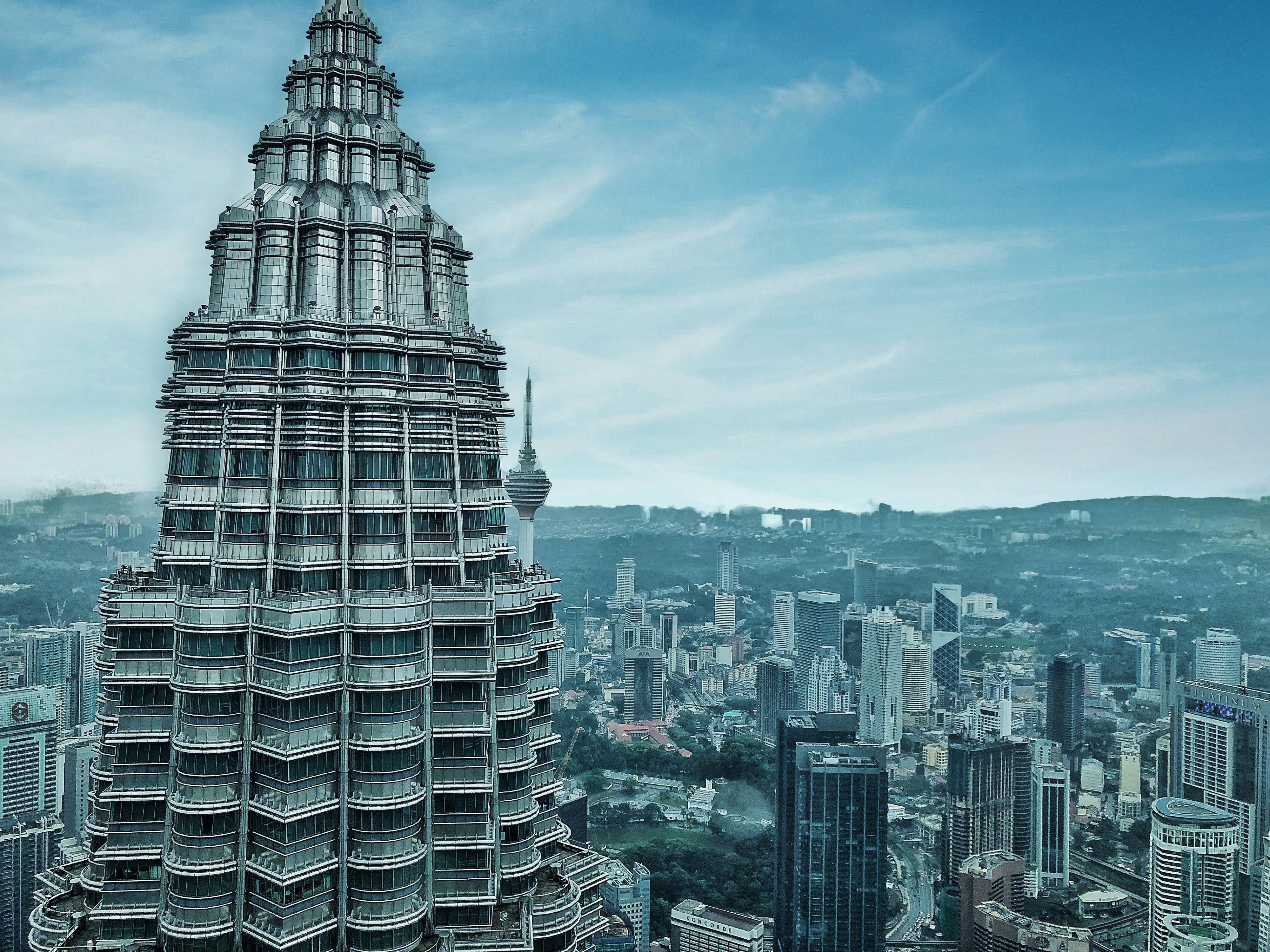맑고 푸른 하늘 아래 도시 풍경과 쿠알라룸푸르 타워가 보이는 쿠알라룸푸르의 페트로나스 타워 전망.