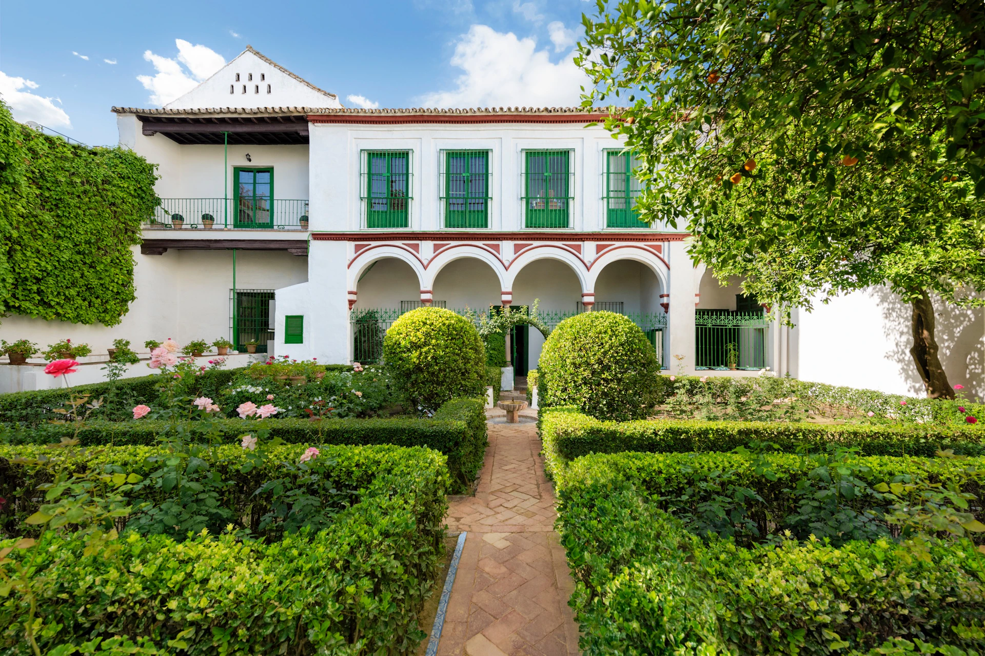Loggia and gardens of the palace.