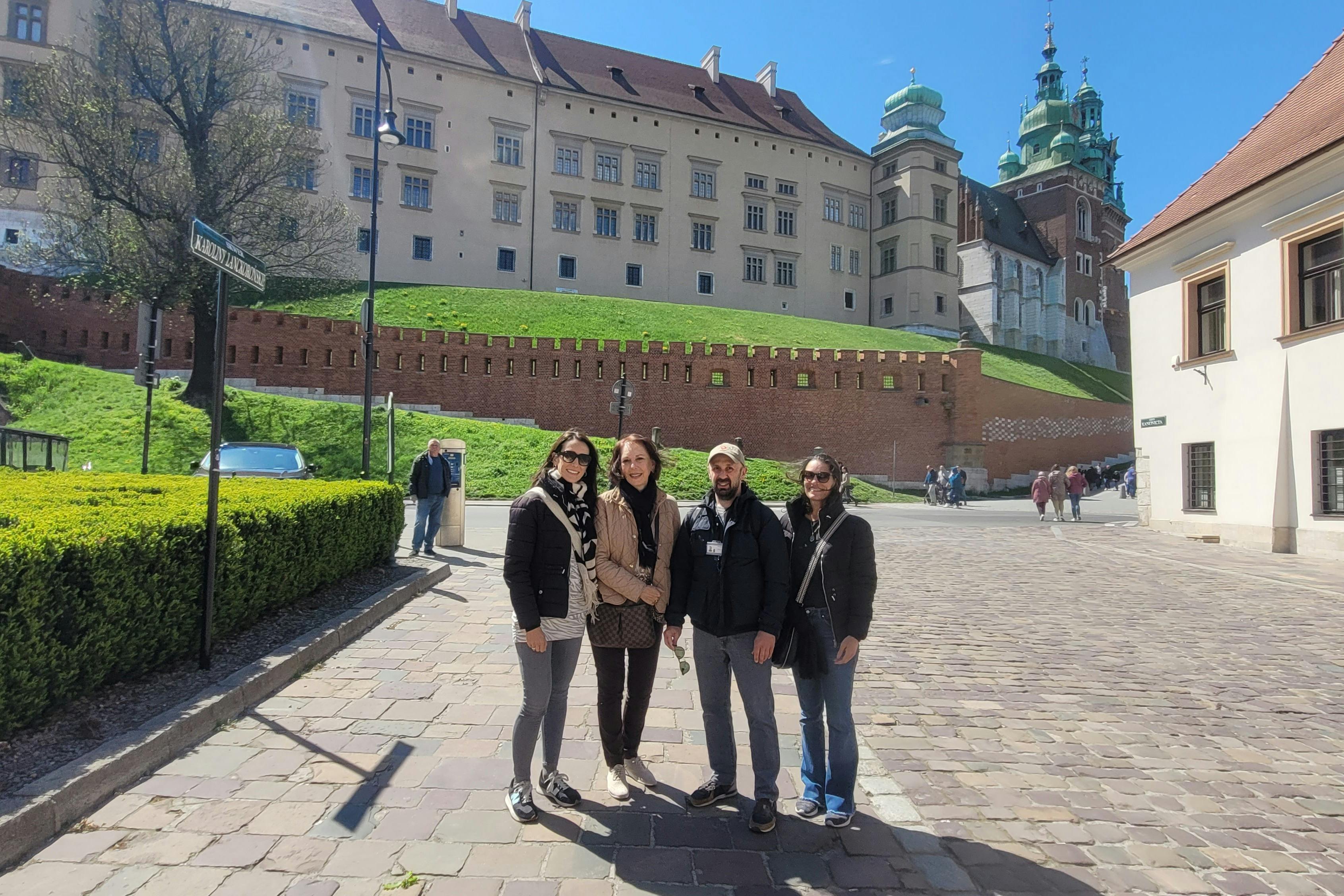 在瓦维尔山脚下......。