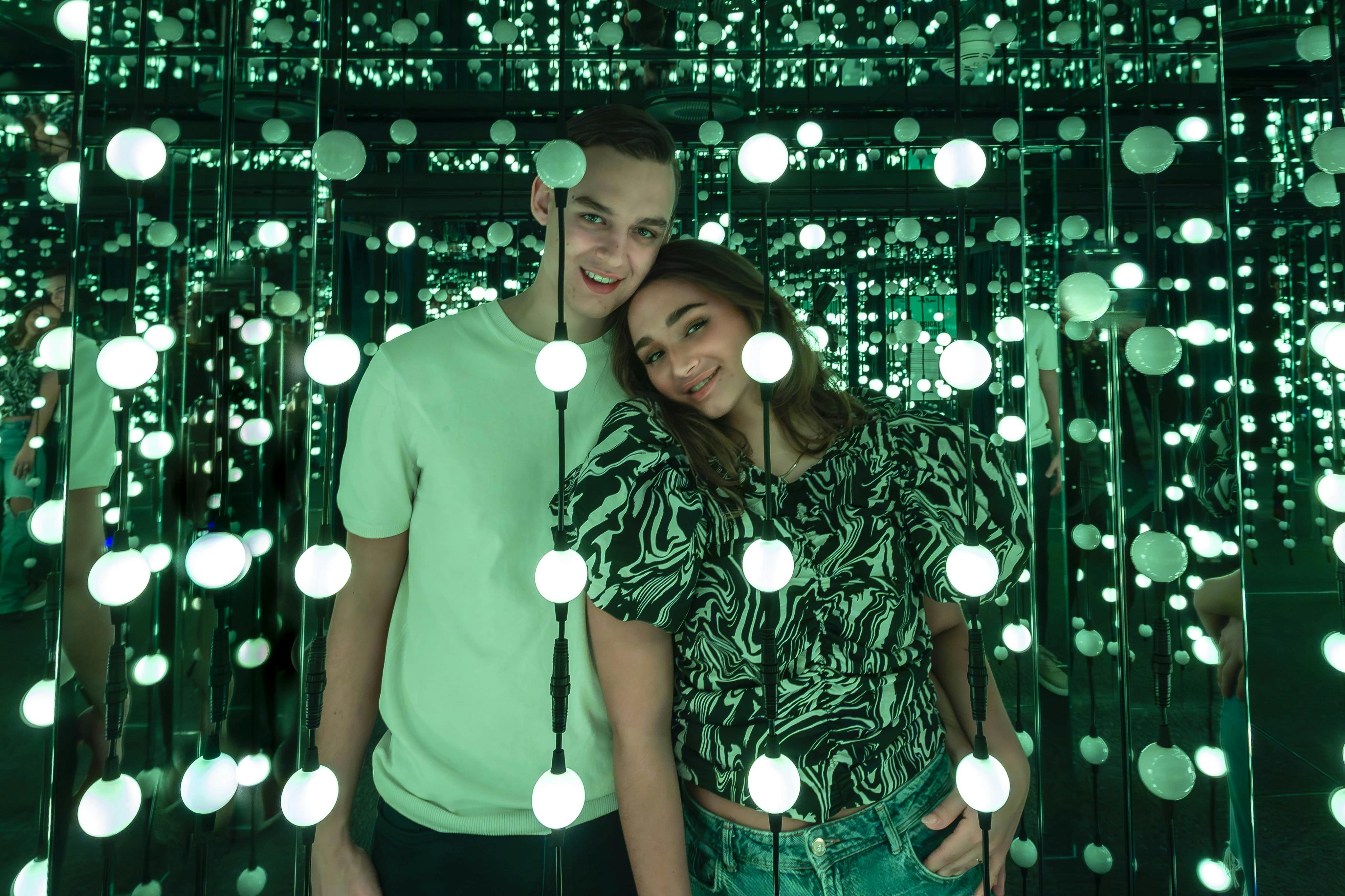 빛의 방에 있는 커플