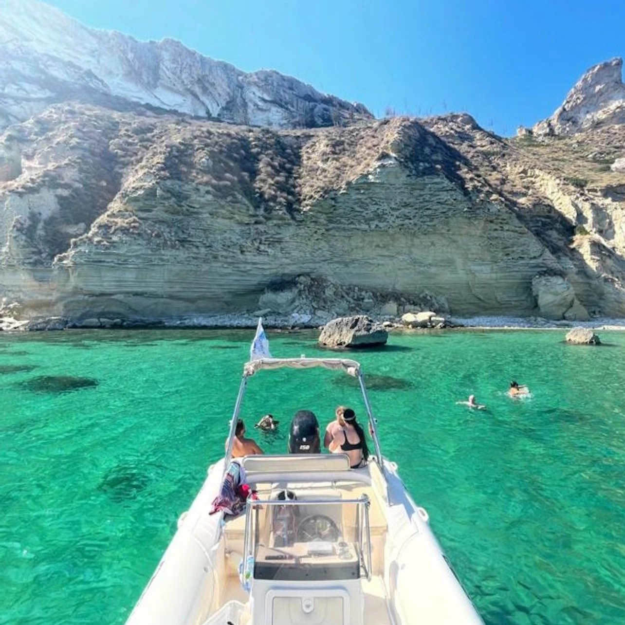 Cagliari: Excursión guiada en barco + Paradas para nadar + Snorkel + Copa de Prosecco