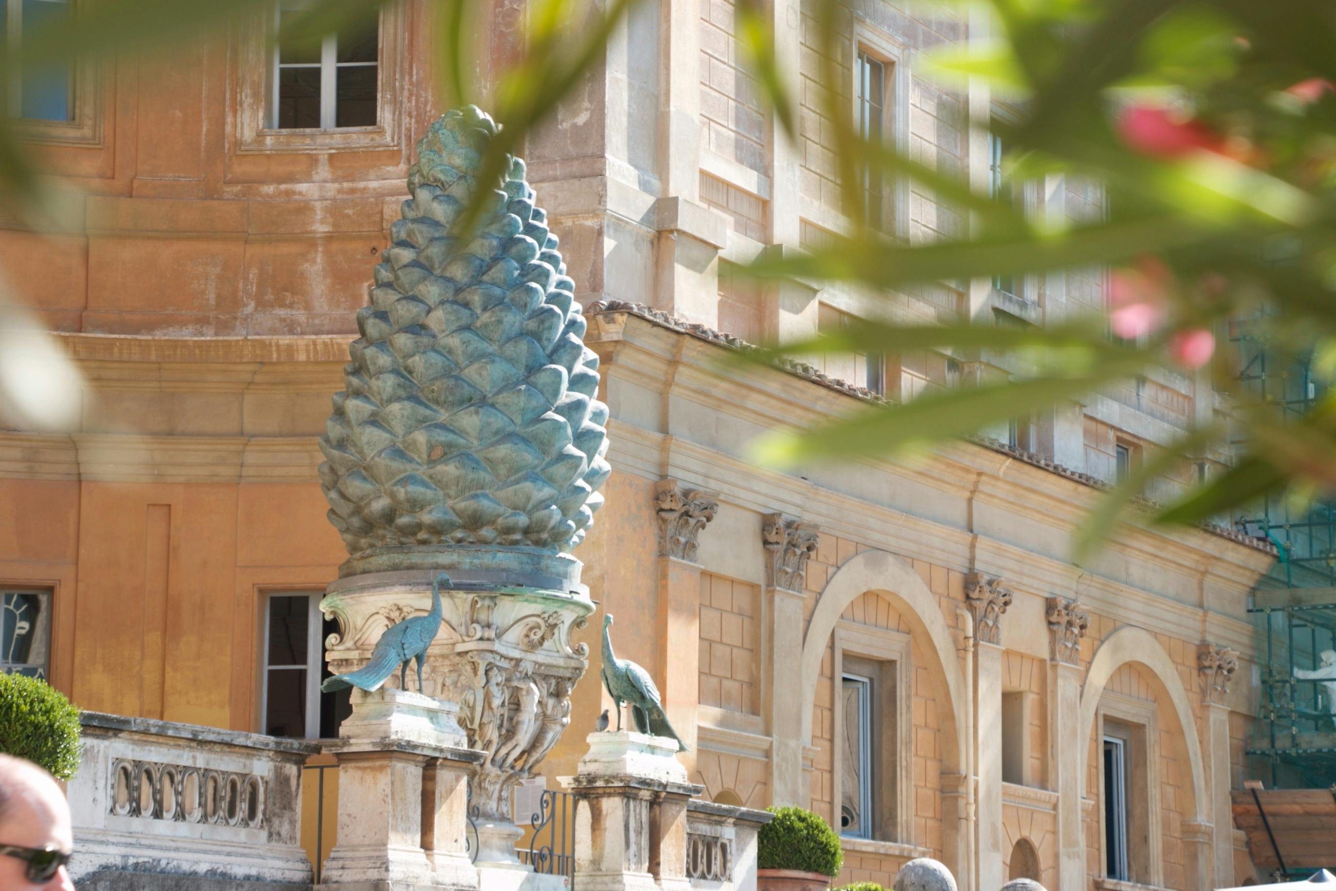 バチカン美術館の隣にあるバチカン中庭には、古代と現代の芸術の印象的なブレンドが展示されています。