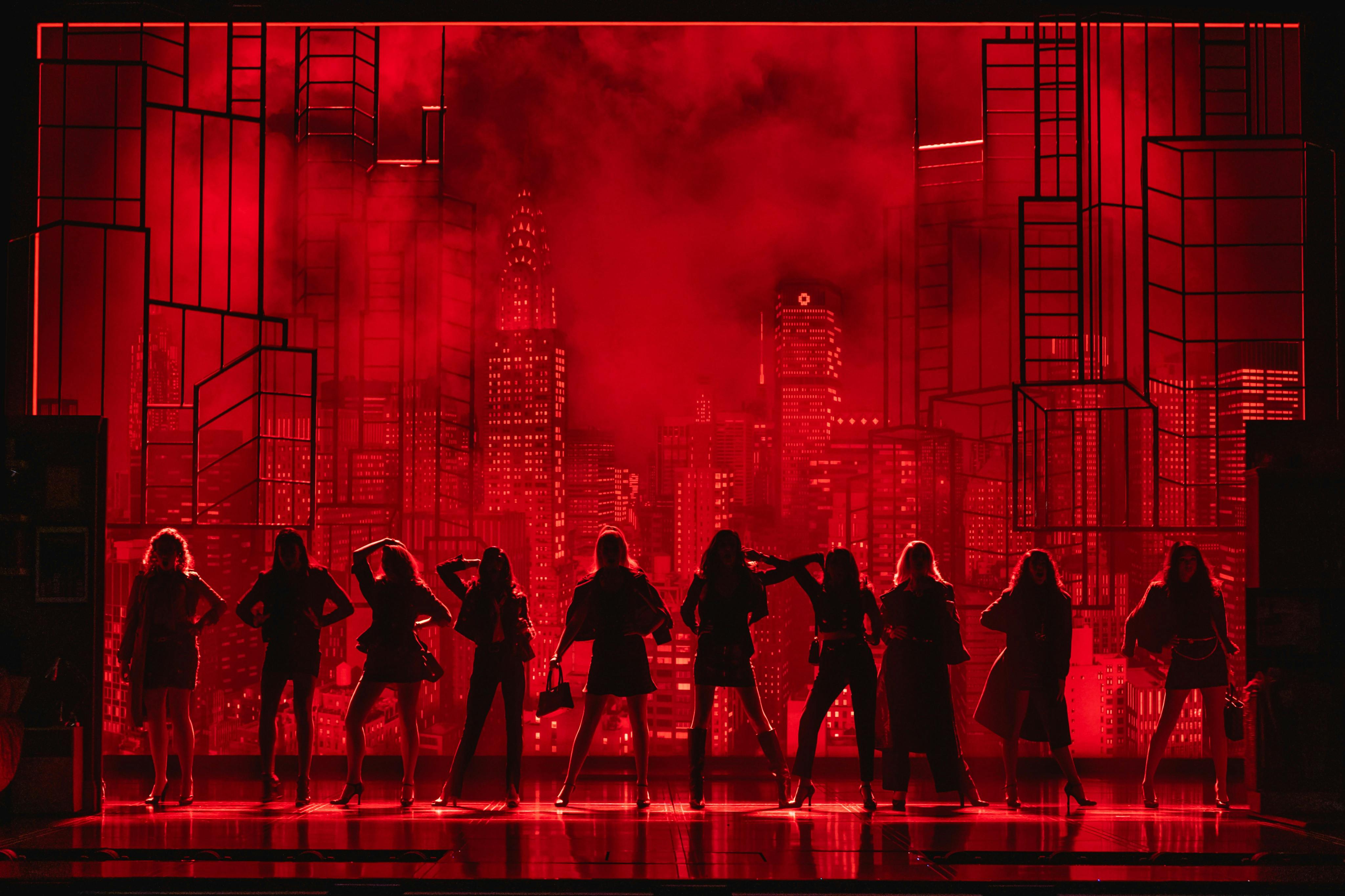 八个轮廓人物站在明亮的红色城市景观背景前，摆出各种姿势。