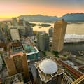 Vancouvers centrum og havnen ved solnedgang