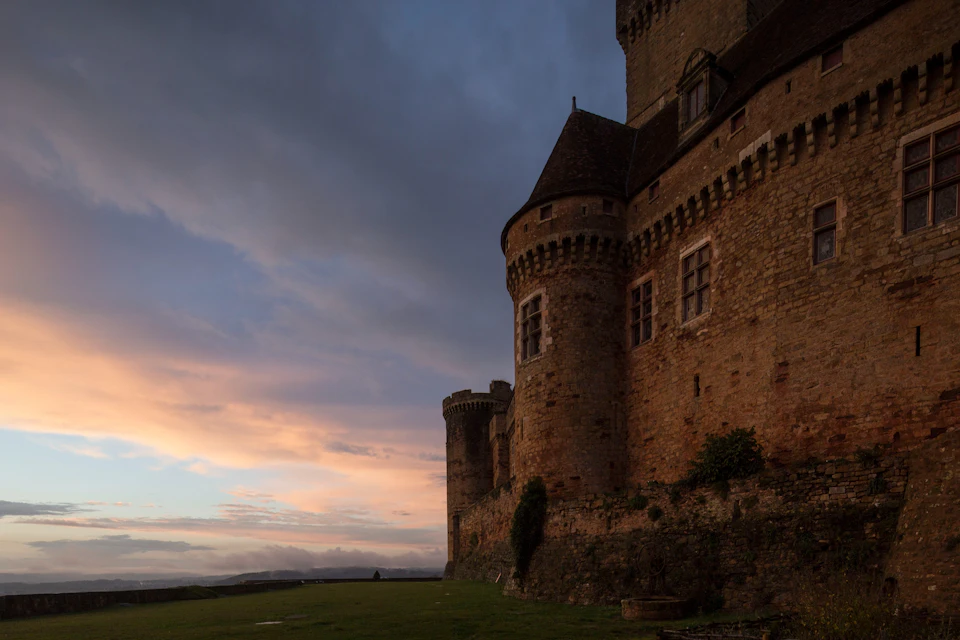 Château de Castelnau-Bretenoux, courtine sud-ouest au crépuscule