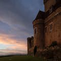Château de Castelnau-Bretenoux, courtine sud-ouest au crépuscule
