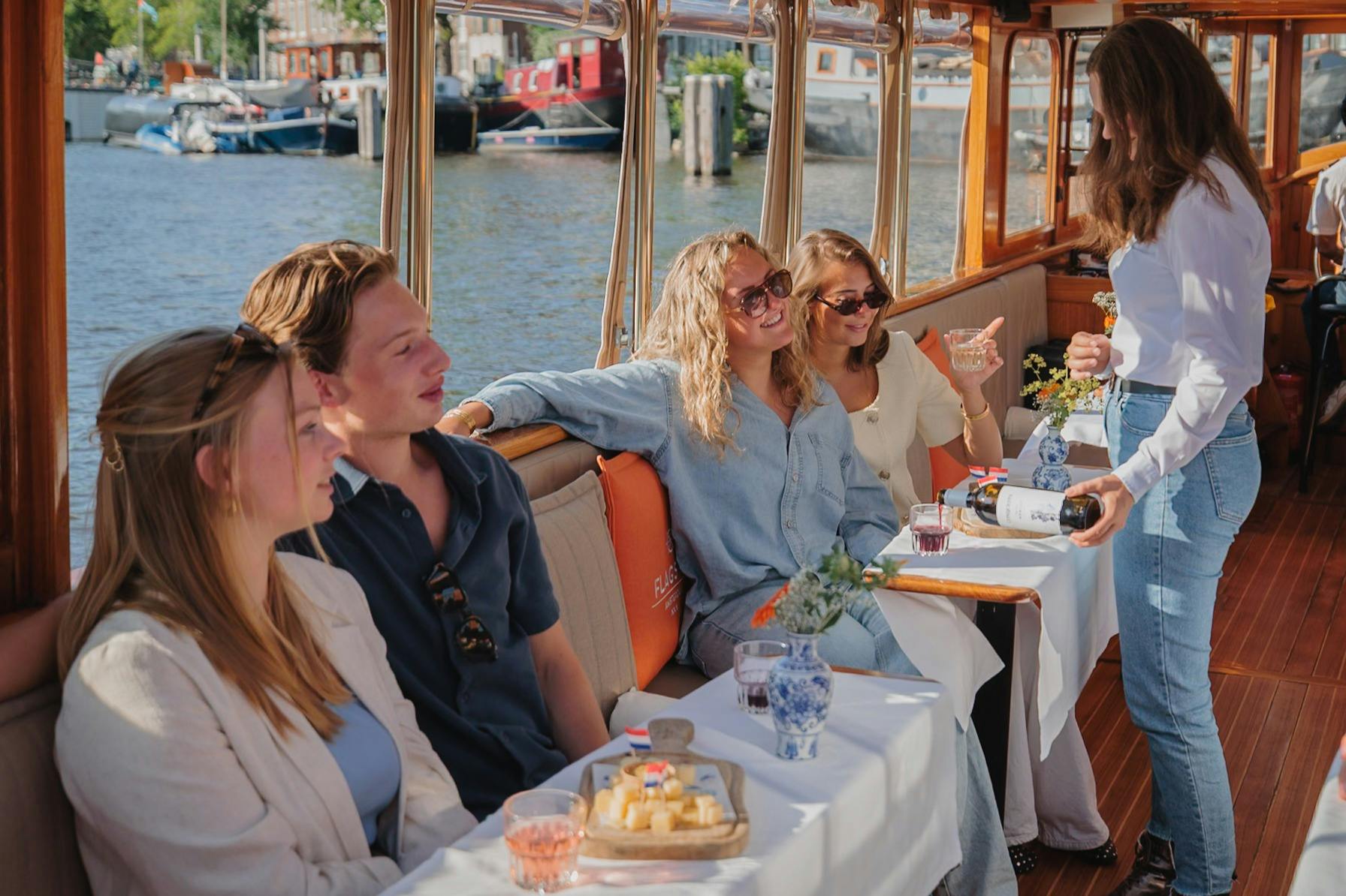 Paseo en barco con queso y vino