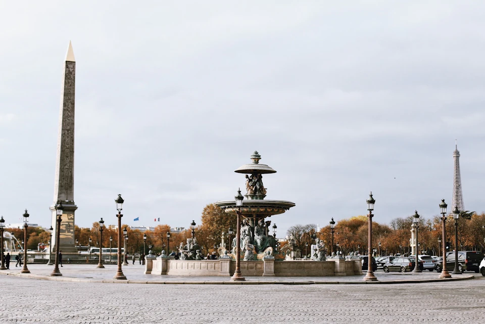 City guided walking tour of Paris with Babylon Tours
