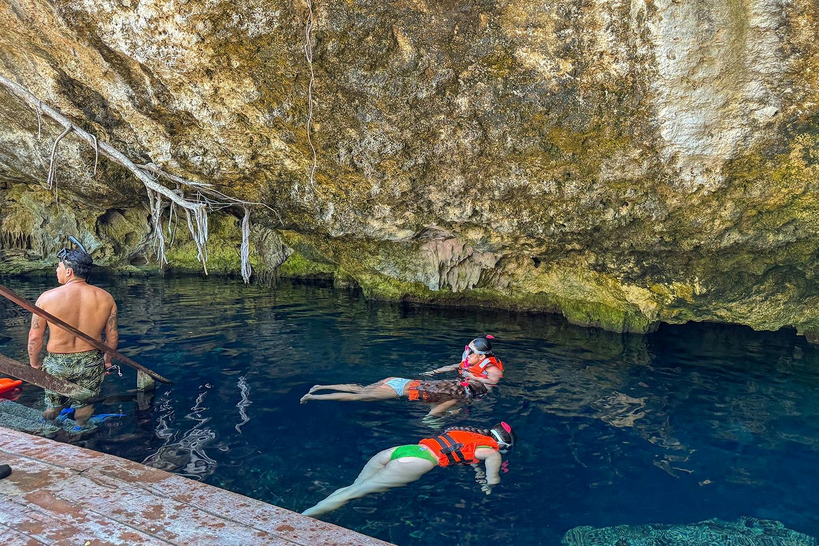 Afbeelding van mensen die in cenote zwemmen
