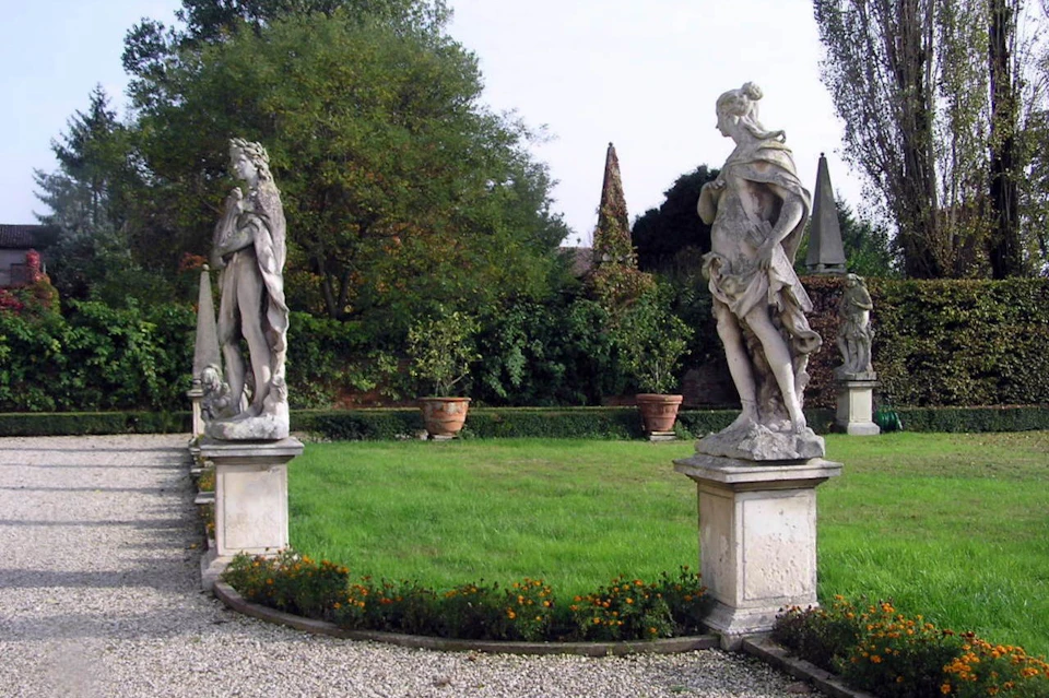 Villa Widmann, statues