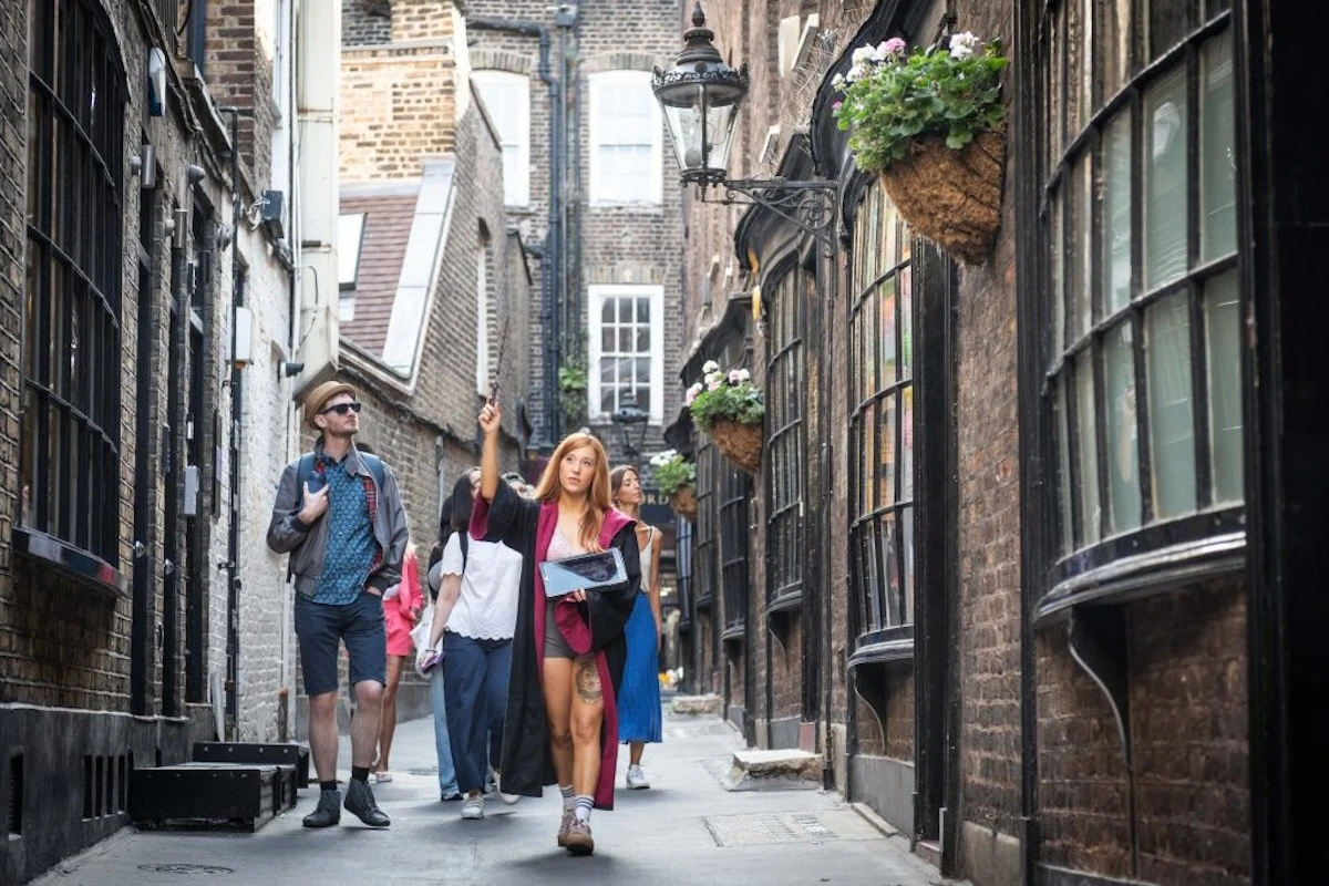 London: Harry Potter Film Sites Tour + Ghosts of London Combo Tour