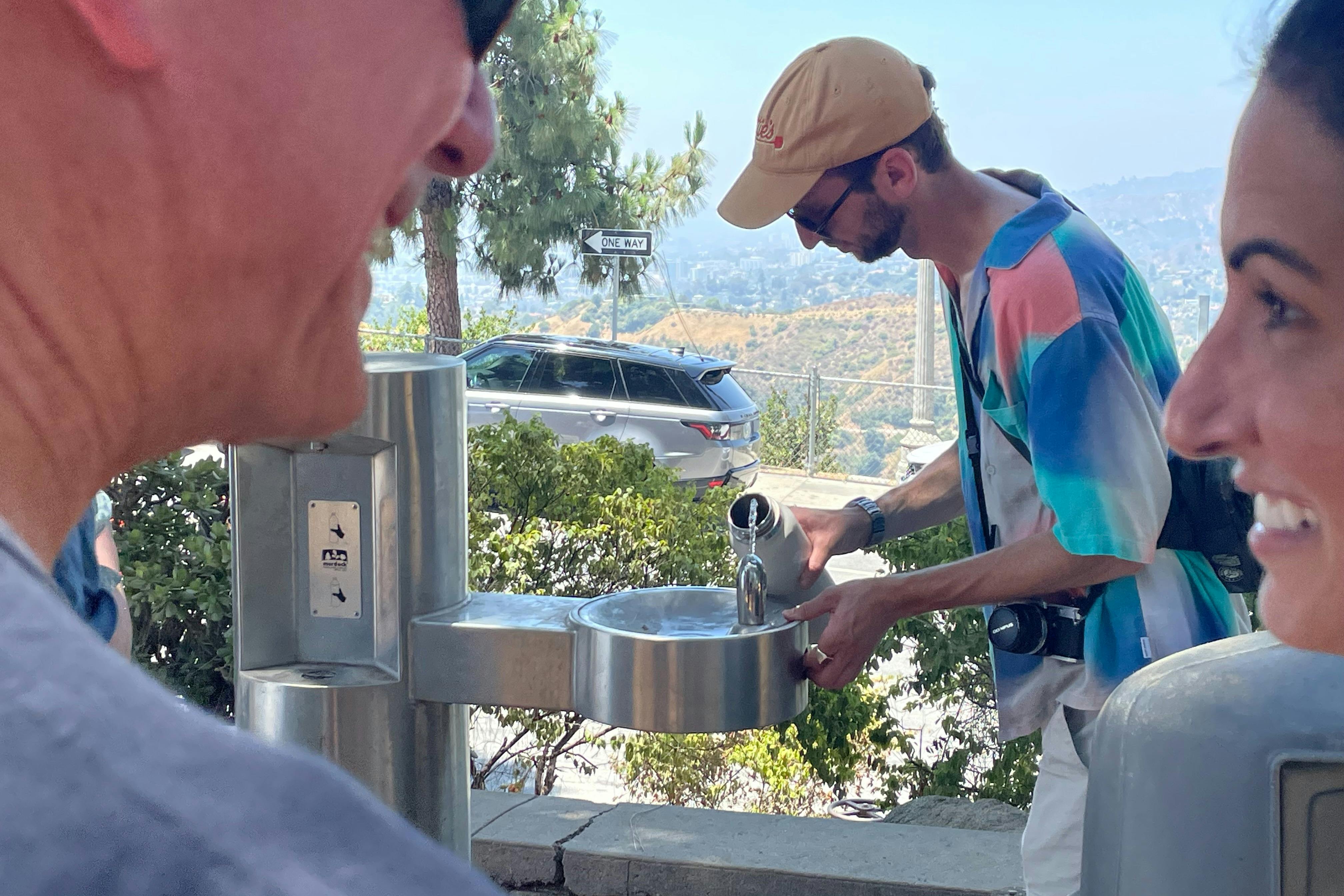 このグリフィス天文台のハイキングで、ボトルを満たし、水分を補給するための淡水噴水施設