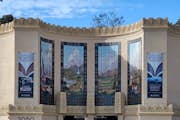 De pas gerestaureerde Muurschilderingen op het CA gebouw waar het San Diego Automobiel Museum is gevestigd