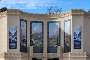Los murales recientemente restaurados en el edificio de CA que alberga el Museo del Automóvil de San Diego