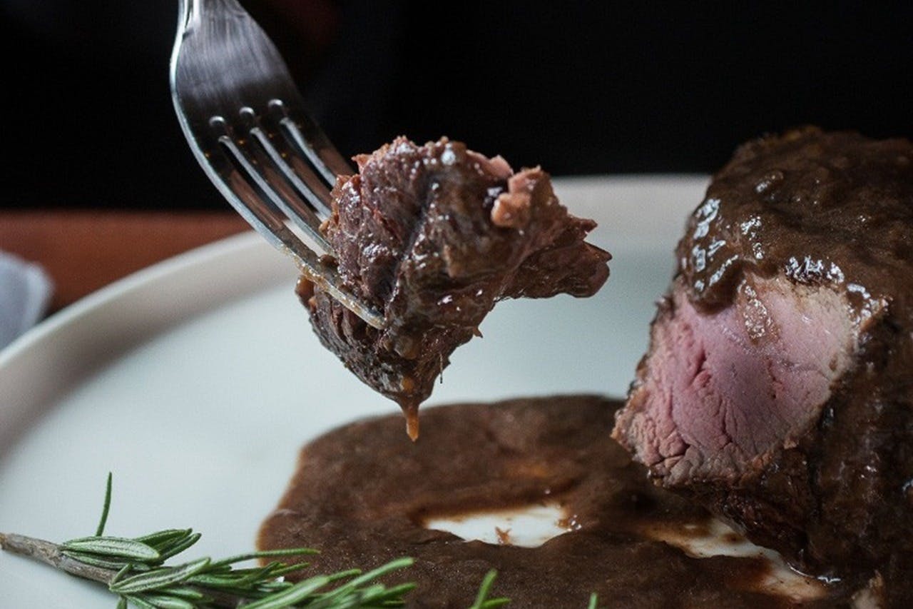 该供应商的美味牛排菜单采用多汁切割、大胆风味和巧妙演示。