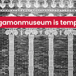 Tillkännagivande banner över arkitektonisk detalj. ”Pergamonmuseet är tillfälligt stängt. Tillbaka 2027!”