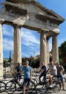 Gruppe von Menschen mit Fahrrädern in Athen