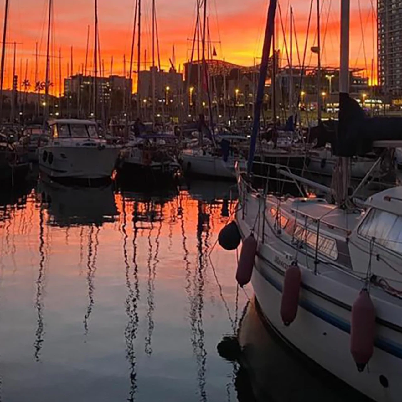 Barcelona: Private Sunset Sailboat Tour + Drink & Snack