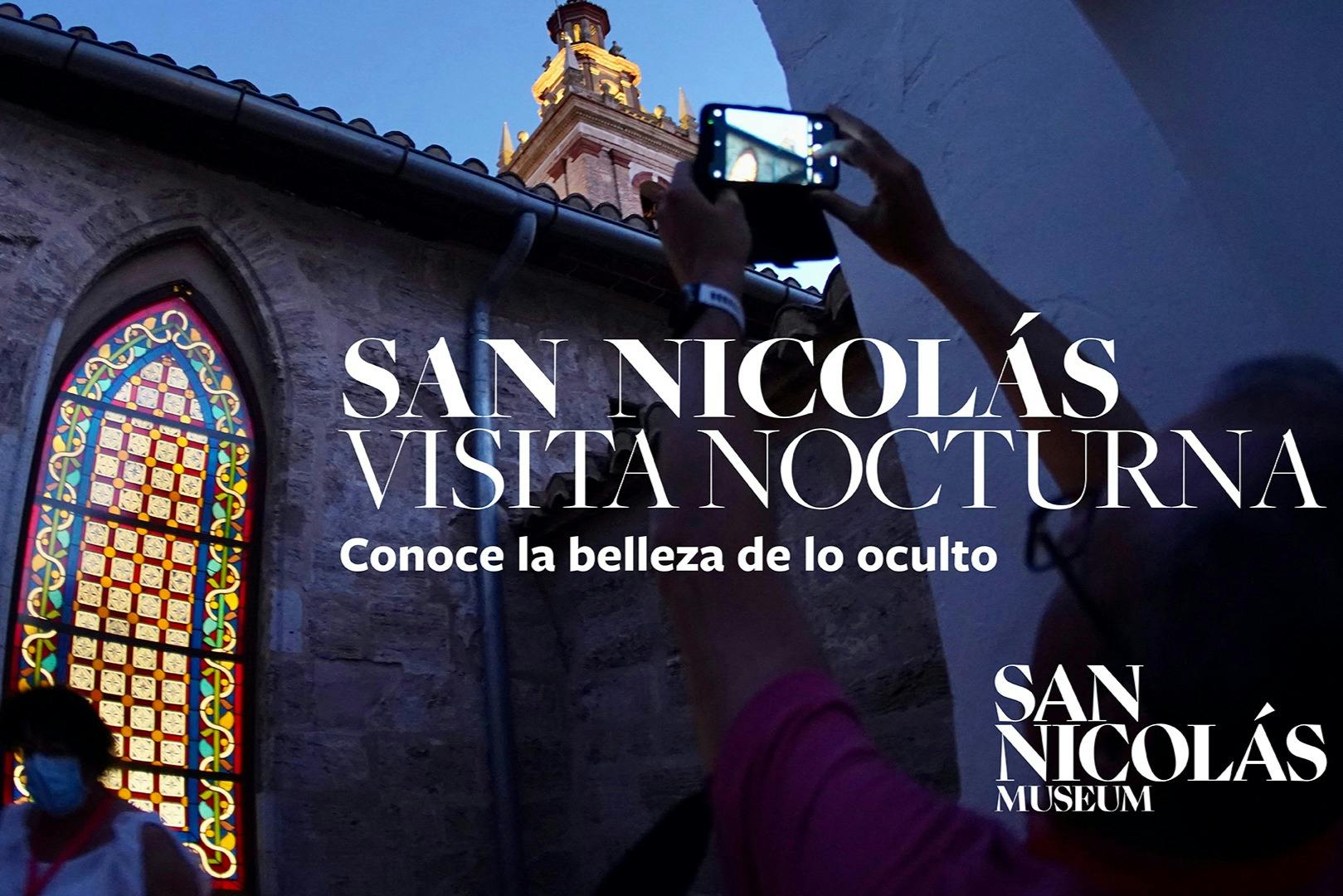 Νυχτερινή θέα στις στέγες του San Nicolas