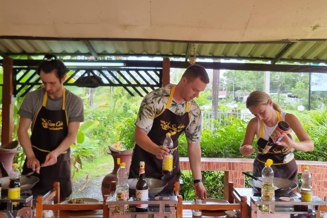 Συμπληρώνεται τόσο με πρώτες ύλες όσο και με ποικίλο εξοπλισμό.