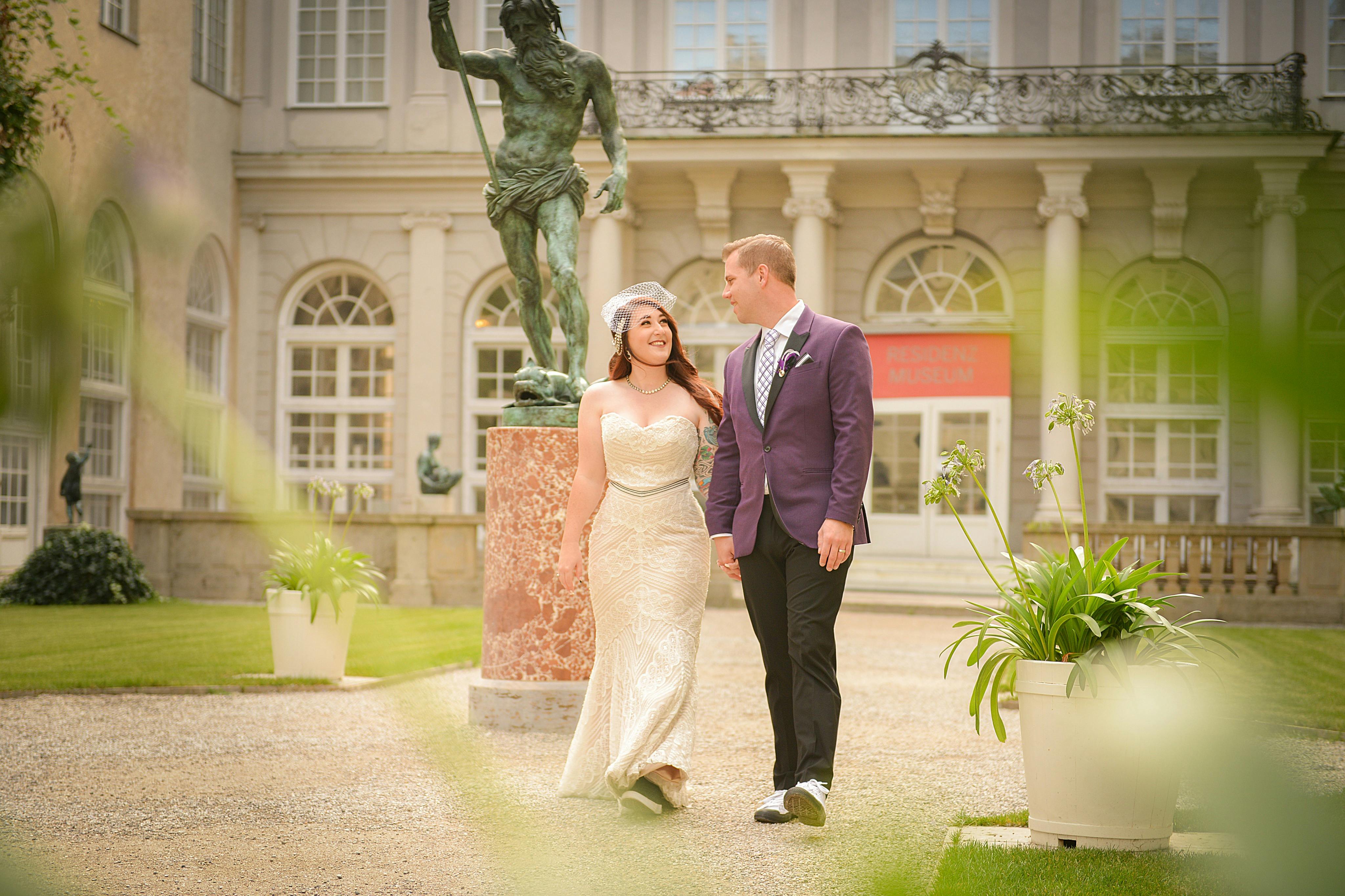 I teach you how to pose and have fun together.
