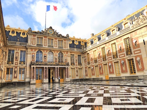 ベルサイユ宮殿と庭園：入場＋ガイド付きツアー＋パリ発の往復(即日発券)
