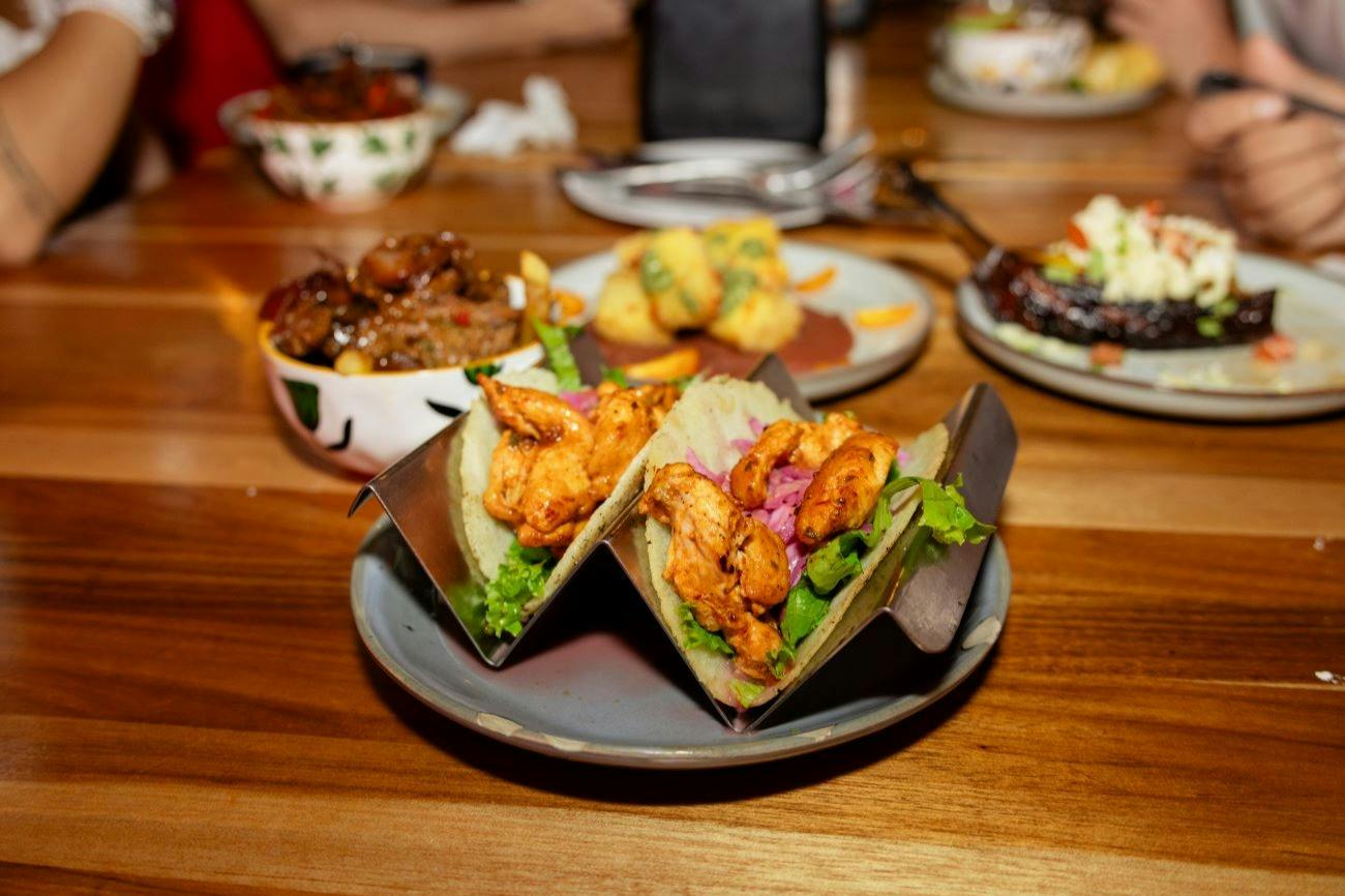 San José: Small Group Guided Food Tour + Dinner & Drinks