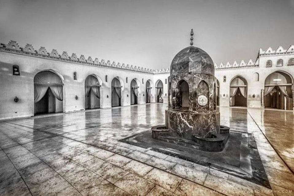 Explorer la mosquée Al-Hakim du Caire, un monument historique à l'architecture étonnante et à l'histoire riche, sous la conduite d'un expert.