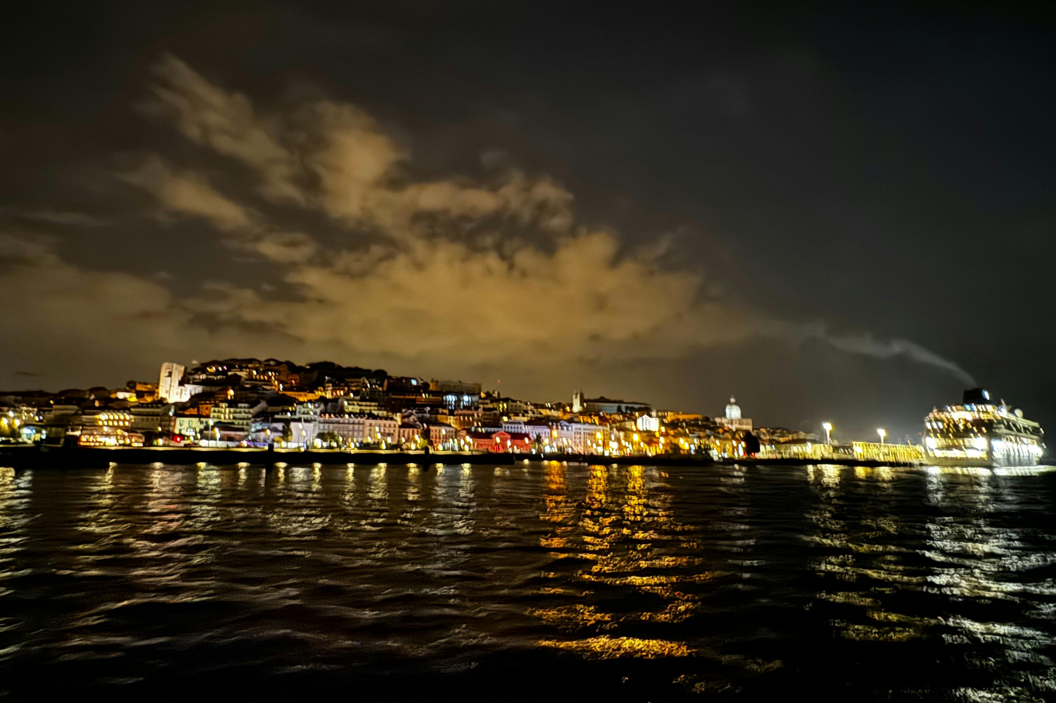 Lisbona: Tour in barca al tramonto con DJ e open bar — 4
