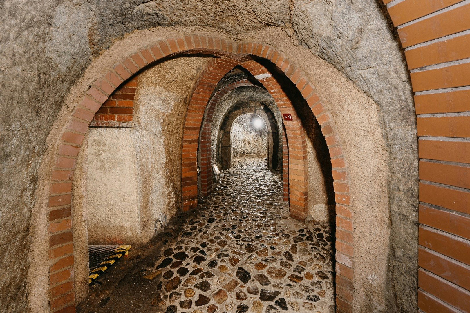 Pilsen: passeio subterrâneo histórico com um copo de cerveja