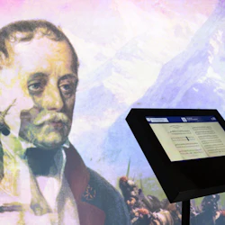 En kvinna interagerar med en pekskärm, med en målning av en man och berg projicerade i bakgrunden.