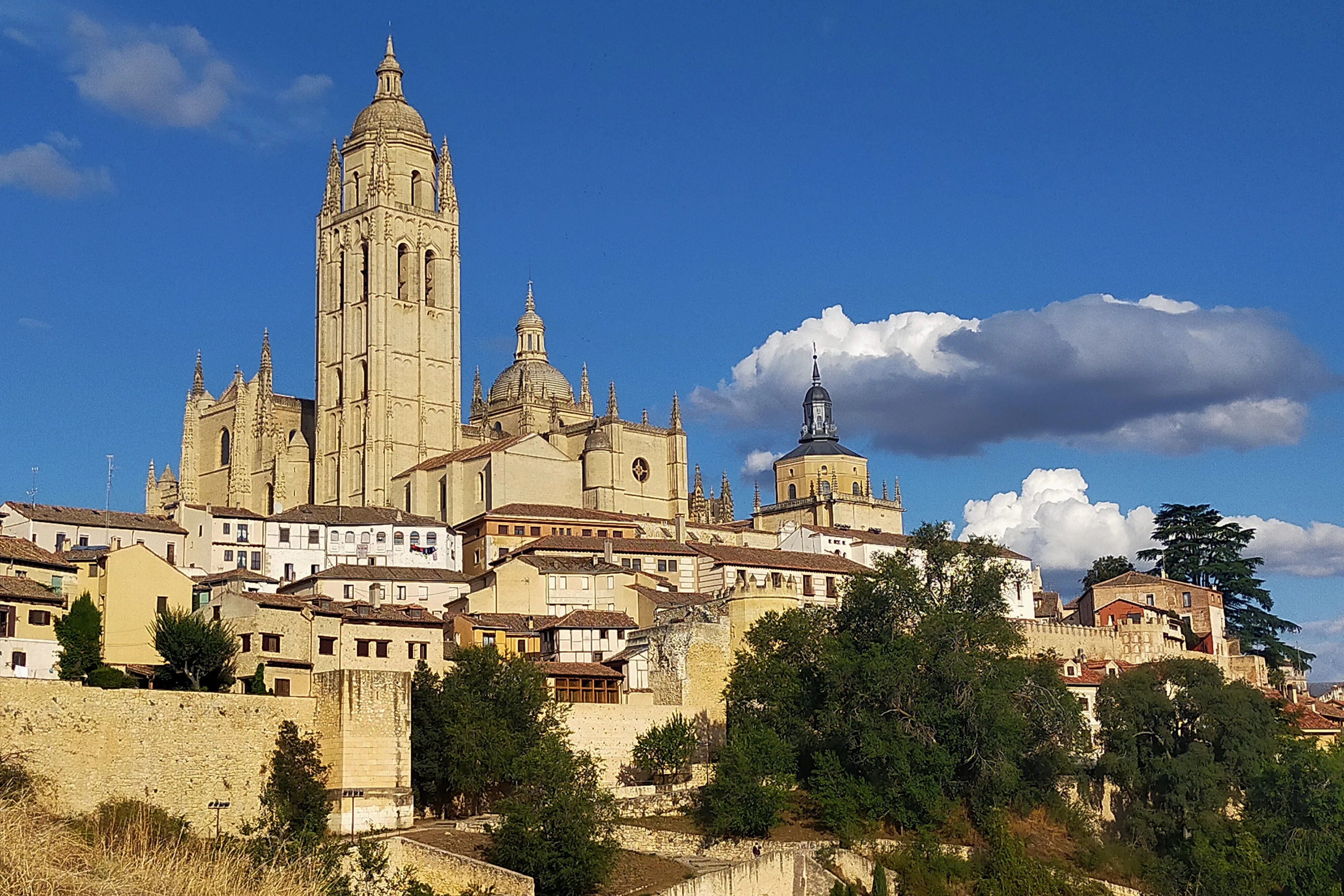 Segovia & Avila: Guided Walking Tour from Madrid